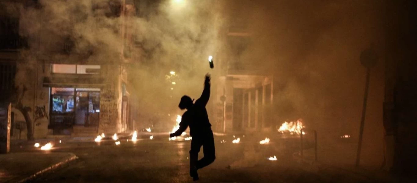 Στο νοσοκομείο με κατάγματα αστυνομικός! - Τον καταδίωξαν κουκουλοφόροι στου Ζωγράφου - Στο έλεος τους η Αθήνα